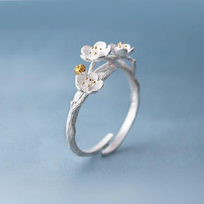 Adjustable ring with white petals in silver